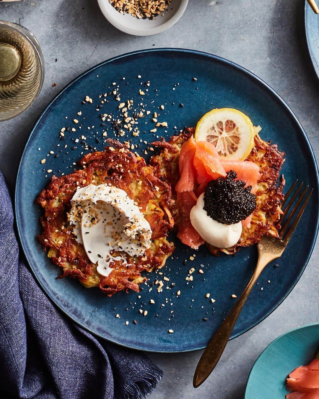 Gaby Dalkinさんのインスタグラム写真 - (Gaby DalkinInstagram)「I made you a latke bar with my fav crispy potato latke recipe because my body is made of potatoes and it feels right to spread the love 💙💙 https://whatsgabycooking.com/crispy-potato-latkes/」12月11日 11時05分 - whatsgabycookin