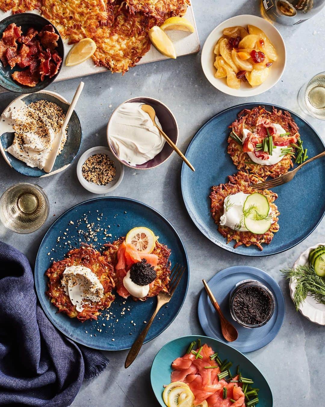 Gaby Dalkinのインスタグラム：「I made you a latke bar with my fav crispy potato latke recipe because my body is made of potatoes and it feels right to spread the love 💙💙 https://whatsgabycooking.com/crispy-potato-latkes/」