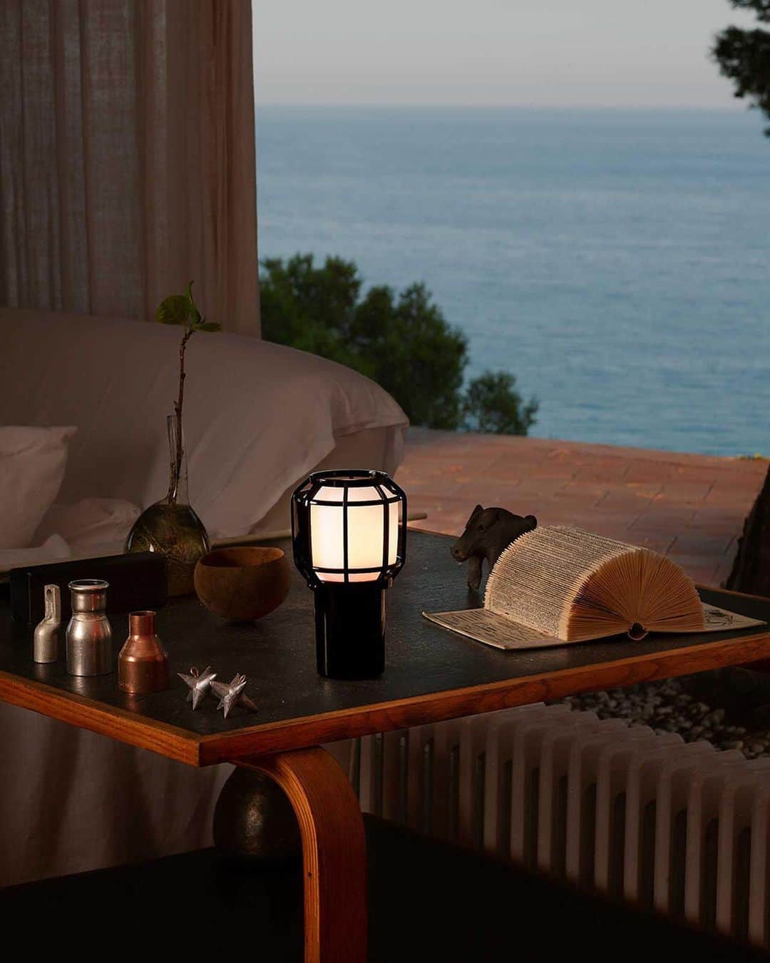 Design Milkさんのインスタグラム写真 - (Design MilkInstagram)「Chispa (“spark”) ✨ is a brand new portable, waterproof lamp for indoor + outdoor use, designed by @marsetbcn. Available in orange, blue, green, and a special black finish with copper details and designed in collaboration with the Barcelona automotive brand @cupra_official. Reminiscent of a garage #lamp, Chispa is lightweight and useful, with 3 different light levels and 4 different colors for various settings and moods. 💡 It’s a warm, sophisticated LED lamp protected by a revolving grate, with a built-in hook that allows the fixture to be hung anywhere. Whether you need extra light over the workbench 🔧 outside your camping tent ⛺️ or in the backyard. ✔️ \\\ Stay tuned - Chispa is coming this year! #marset #takingcareoflight」12月11日 2時07分 - designmilk