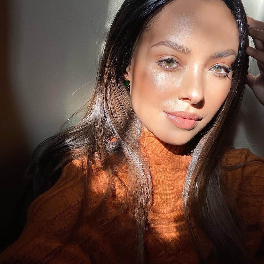 のインスタグラム：「This year has me reflecting on what I am grateful for... health, friends, family, and self-expression. Whenever I wear my @piercingpagoda pieces I’m reminded of the power of #BeMoreYou and what that truly means. There is nothing more powerful than being authentically yourself 👊🏽 #pagodapartner」