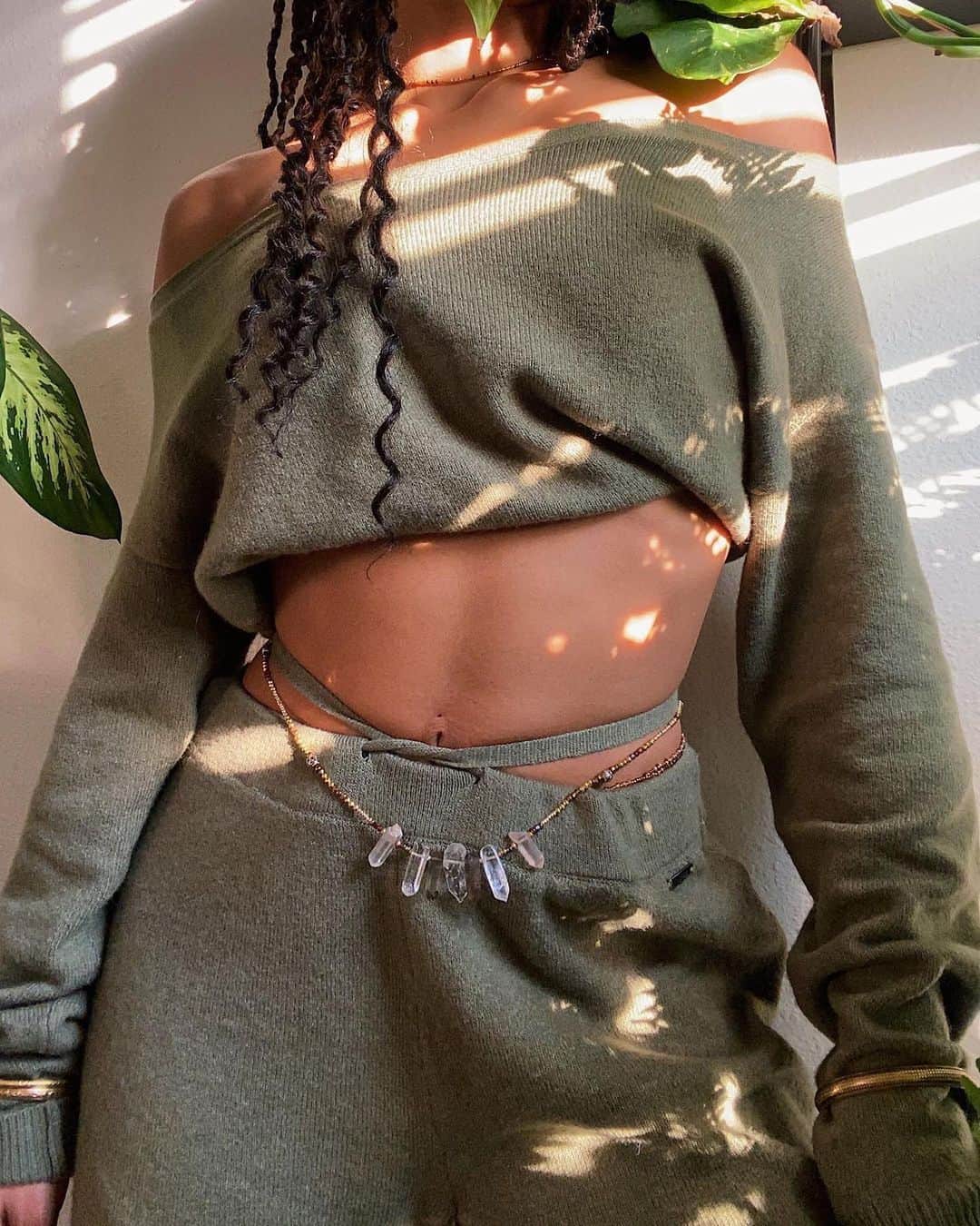 ゲスのインスタグラム：「cozy archives 💚 @adrnite in our fav cozy set, the Tanya Boat Neck Sweater & Joggers #LoveGUESS #GiftMeGUESS」
