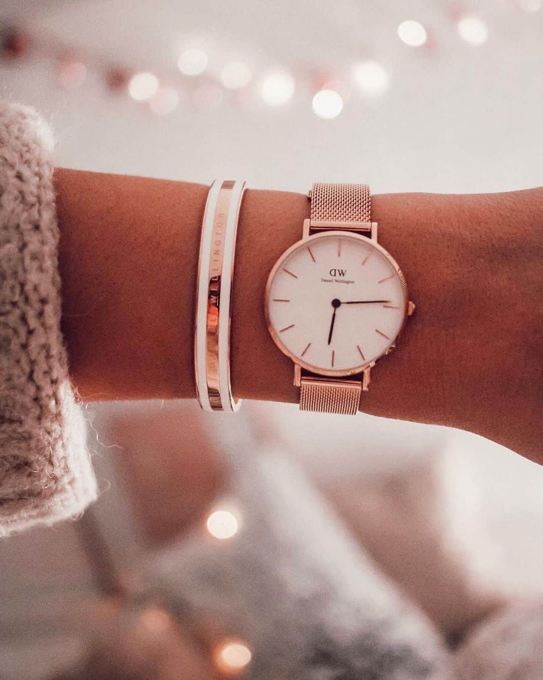 Style Fashion Luxuryのインスタグラム：「HOLIDAY OFFERS! @danielwellington Use the code  STYLEBOOK  for extra 15% off on all offers! Visit Danielwellington.com #danielwellington」