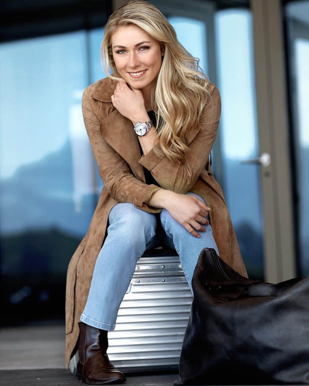 ミカエラ・シフリンのインスタグラム：「Arrived at @courchevel_officiel!! Yes, I am quite aware that this image has nothing to do with ski racing 🙃, BUT it does have to do with @longines...speaking of which, I wanted to give a shout-out to the new @fisalpine Predictor Challenge! Check it out, and make your predictions for who will be the fastest in each race this season at the link in my bio. 🤘🥳 #EleganceisanAttitude」