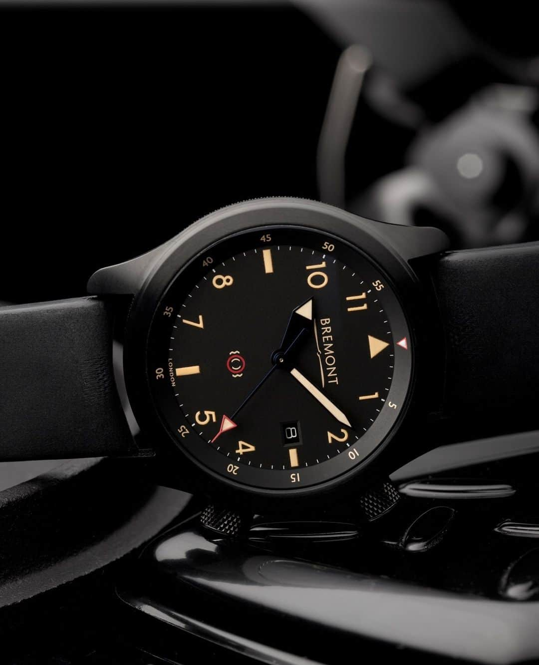 ブレモンさんのインスタグラム写真 - (ブレモンInstagram)「A key element of the U-2/51-JET (and the Bremont U-2 range overall) is the patented inner bidirectional Roto-Click® bezel.⁠ ⁠ Of course, it is styled with the same JET colouring of the stainless steel DLC Trip-Tick® case construction and iconic knurled barrel.⁠ ⁠ Tap to get a closer look at the U-2/51-JET.⁠ ⁠ #bremont #bremontwatches #pilot #pilotwatch #military #militarywatch #aviation #aviationfan #aviationgeek #plane #aircraft #cockpit #WW1 #stealthbomber」12月11日 2時25分 - bremontwatches