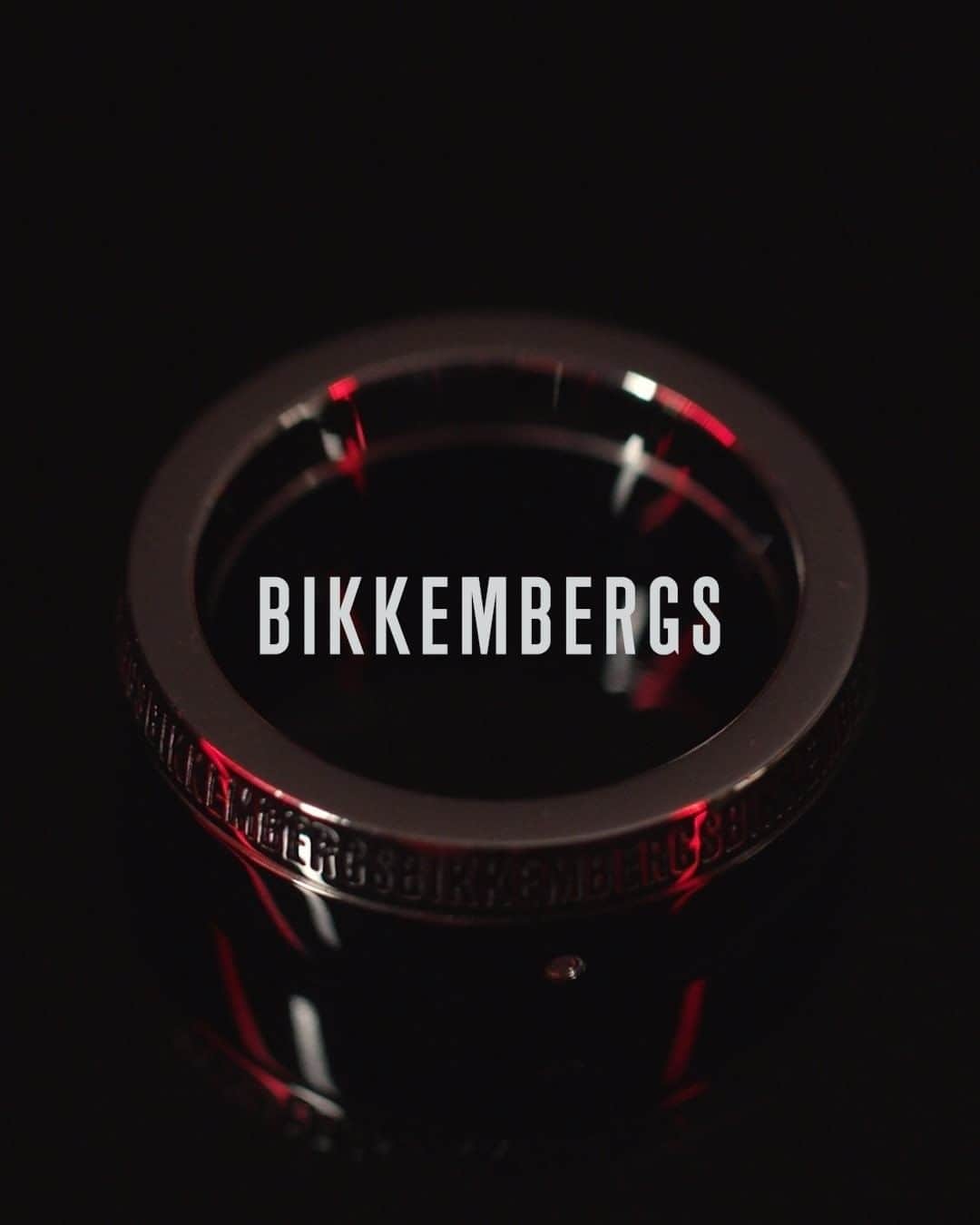 ダーク ビッケンバーグのインスタグラム：「Band, Geometrics, Embossed: three jewellery lines expressing the brand’s distinct codes. Discover Bikkembergs’ masculine jewellery at our online store. #dirkbikkembergs #bikkembergs #BKKjewels」