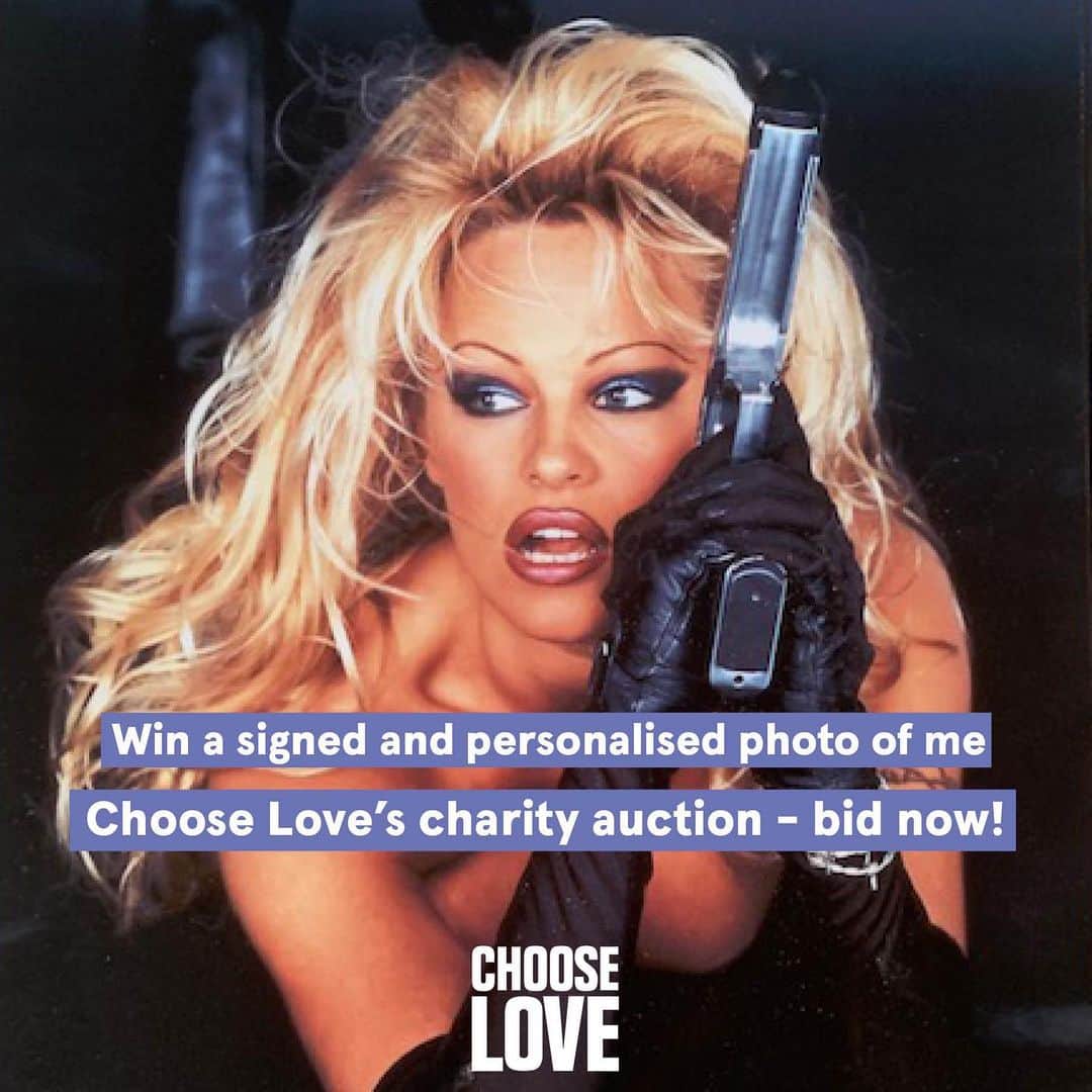 パメラ・アンダーソンのインスタグラム：「I'm so happy to be supporting @chooselove winter campaign by offering this photo which I'll sign and personalise for you or a loved one, as part of their fundraising auction. I've visited the refugee camps where Choose Love work in Northern France so I know how important it is to support their work, especially as winter approaches. Your generous bids will help to make the lives of refugees and displaced people. Always Choose Love! Bid here: bit.ly/Barbwirelove」