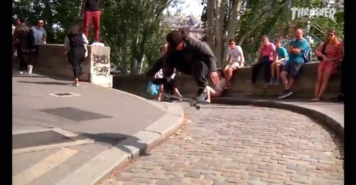 アレクシス・サブロン のインスタグラム：「This was a many many hour long battle. It was such a nice day in Paris that there seemed to be a never ending chain of electric scooters zooming through, stopping right in the middle of the gap. I had no idea my shoelace was untied—I was far too angry to notice. And when I finally rolled away I just wanted to cry because I couldn’t believe it was over😭 Anyway, not sure why we do it, but I’m sure many of you know the feeling well🖤 filmed by: @benchadourne」