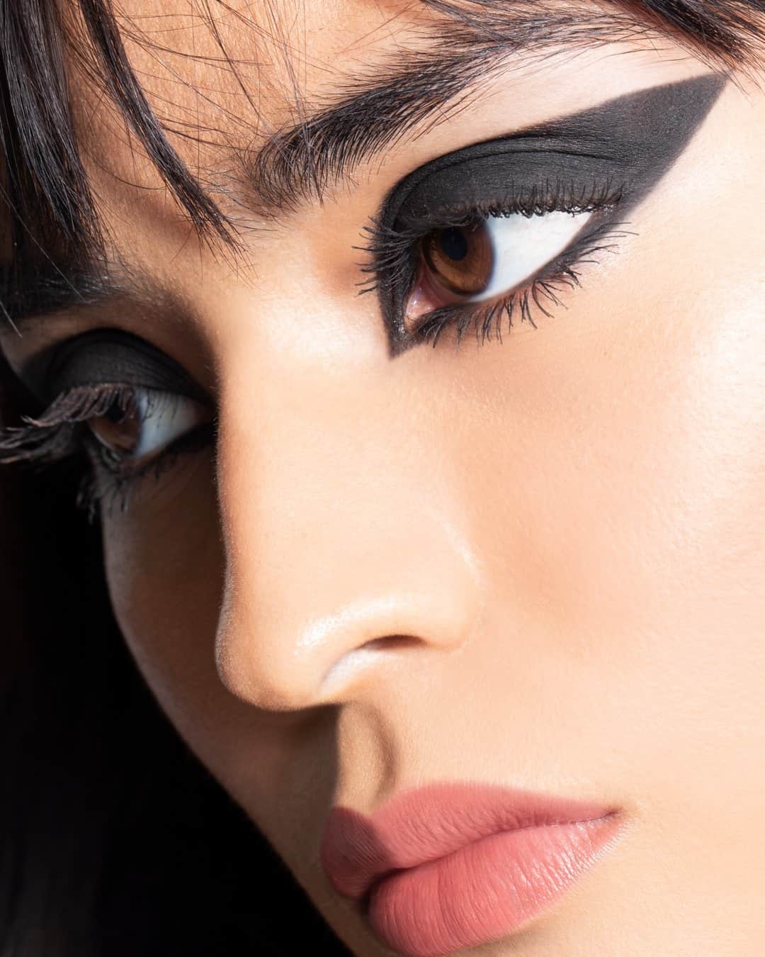 Smashboxのインスタグラム：「When you start out with a little cat eye but then you accidentally make one a little bigger and then you keep fixing each one until this is the final look and U LOVE IT ANYWAY ✨💁🏼‍♀️ Super Fan Mascara set & Always On Liner avail now ➡️ smashbox.com」