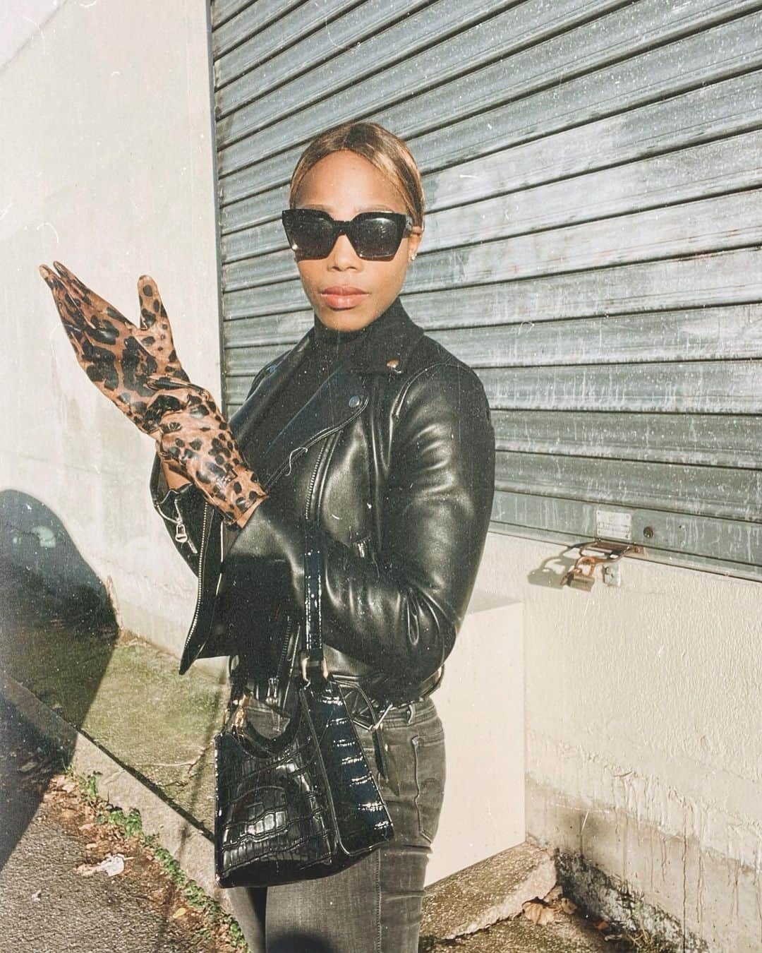 ステラ・アカクポのインスタグラム：「Black still my favorite 🖤#dayoff」