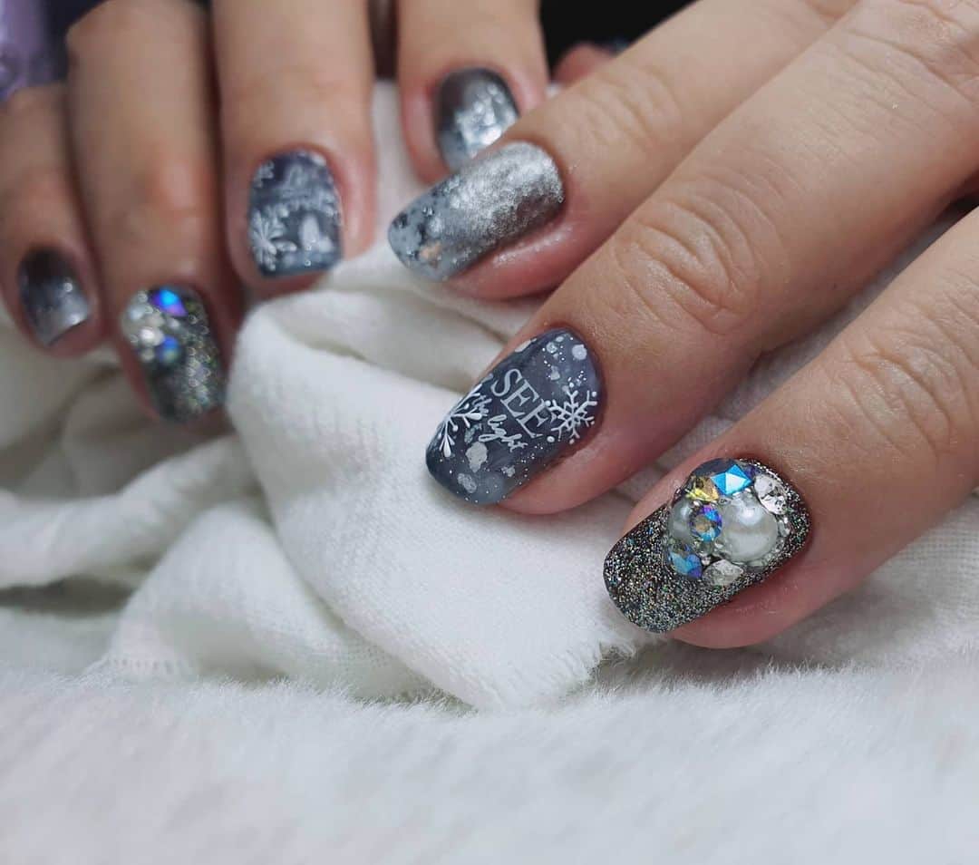 Yingさんのインスタグラム写真 - (YingInstagram)「Design adapted from @mnnail_ar using PREGEL MUSE S340, PREGEL Base White, Coffee Drop, White, PREMDOLL B36, PREGEL Art Liner in White and PREANFA Mirror Flakes in Silver for the art.  Items can be purchased at @nailwonderlandsg 🤗 . . . 🛒 www.nailwonderland.com⁣⁣ 📍20A Penhas Road, Singapore 208184⁣⁣ (5 minutes walk from Lavender MRT)⁣⁣ .  I am currently only able to take bookings from my existing pool of customers. If I have slots available for new customers, I will post them on my IG stories. Thank you to everyone who likes my work 🙏 if you need your nails done, please consider booking other artists at @thenailartelier instead ❤  #ネイルデザイン  #ネイルアート #ネイル #ジェルネイル #nailart #네일아트 #pregel #プリジェル #nails #gelnails #sgnails」12月11日 2時36分 - nailartexpress