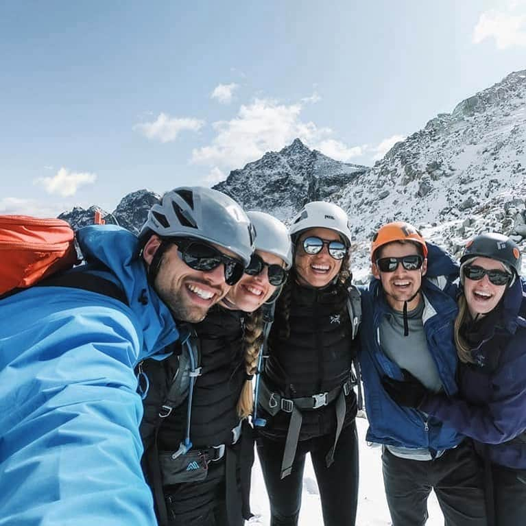 グレゴリーさんのインスタグラム写真 - (グレゴリーInstagram)「A throwback to a time and place when @tara.explores and her crew smiled their way up to the top. ↗️↗️ #keepclimbing」12月11日 2時37分 - gregorypacks