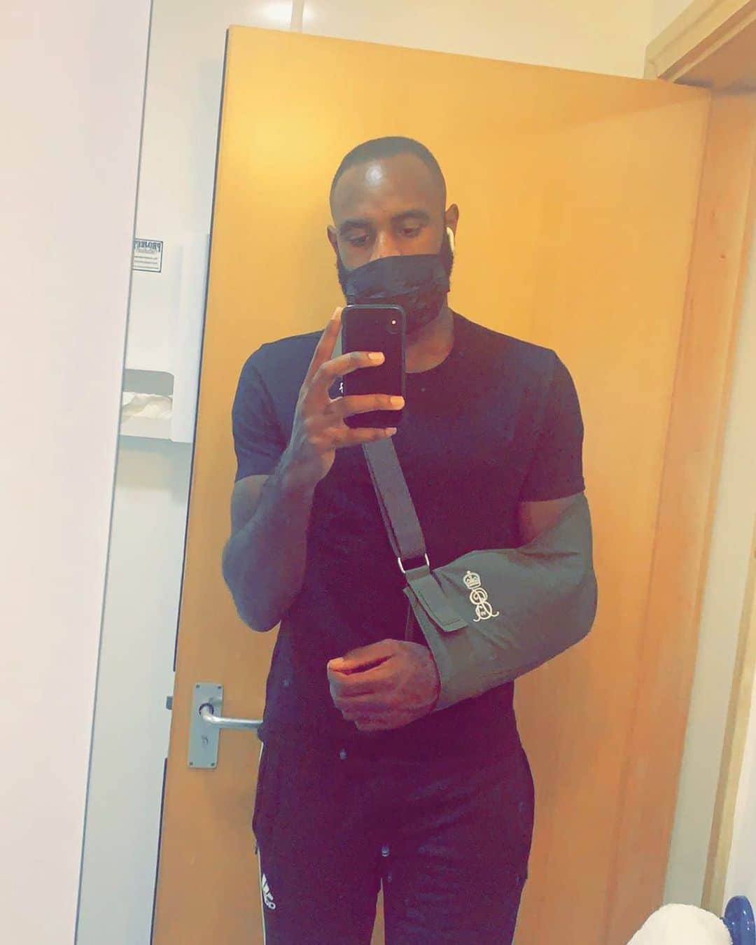 ハイラン・ボアテングのインスタグラム：「Shoulder surgery yesterday was a success time to recover rehab and come back stronger! Amen 🙏🏿」