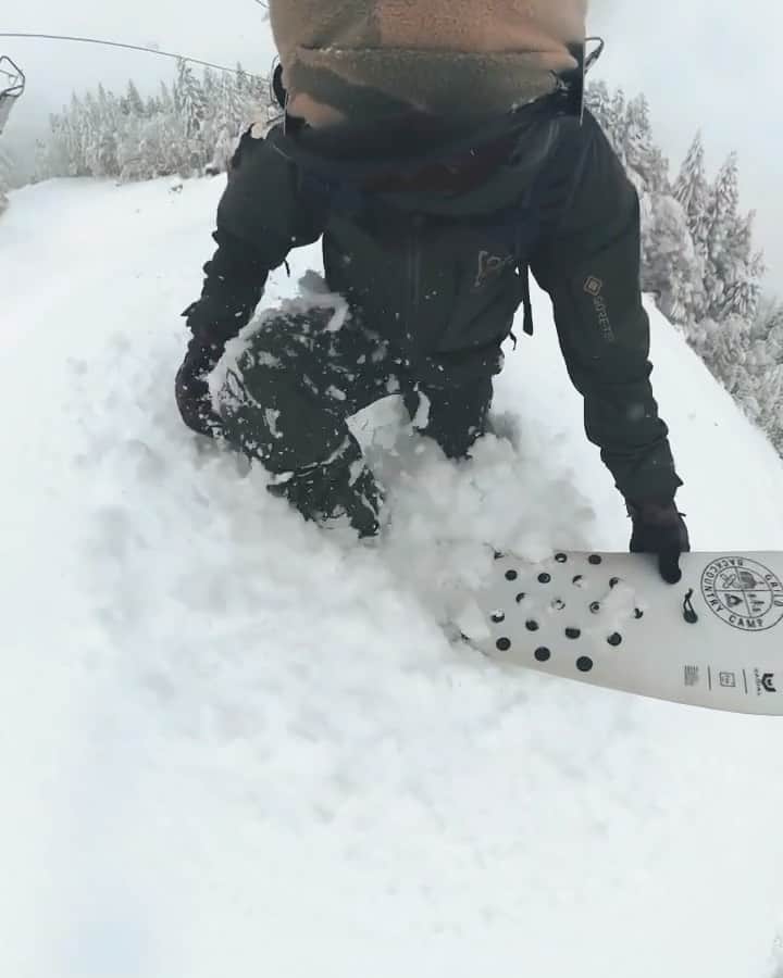 アナログクロージングのインスタグラム：「Waist-deep & worth the hike.  If you can't get to the mountains, use this @grilo POV as a substitute until you can. Shop pow surfers via Link In Bio.」