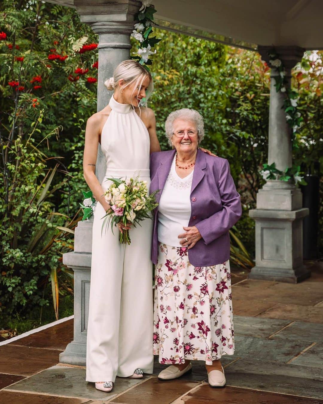 ビクトリアのインスタグラム：「I haven’t seen my Nana since Christmas 2019. She hasn’t left the house since February 2020 and she turns 92 next month. My Dad visits her daily to ensure she’s managing on her own, but there are millions of Elderly people in the U.K. who aren’t so lucky to have close family to look after them. That’s why this week I’ve donated £2500 to @age_uk - to fund the people who stay on the other end of the phone when a lonely person needs some advice, some help or just someone to talk to. This Christmas will see more elderly people lonelier than ever and it’s heartbreaking to imagine what some people go through on their own. This charity has always been close to my heart and I’m so happy to donate to them once again this Christmas. Please do consider donating if you can and thankyou to all of the people working for @age_uk who stay in contact with those who just need a friend ❤️ #ageuk」