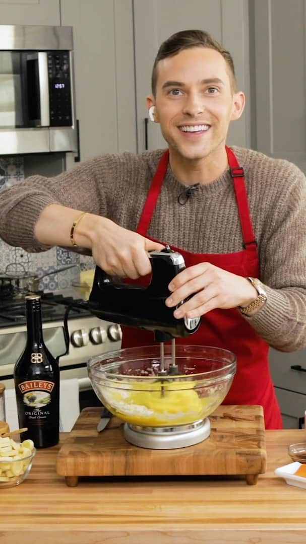 アダム・リッポンのインスタグラム：「#ad It’s true, I baked. No, seriously. I couldn’t do it without @BaileysUS or @blondery… but I did it. Don’t believe me? Check me out in the #BaileysHolidayBakingClub! We made Stout & Baileys Cake Jars and I even got out of my sweatpants to do it.」