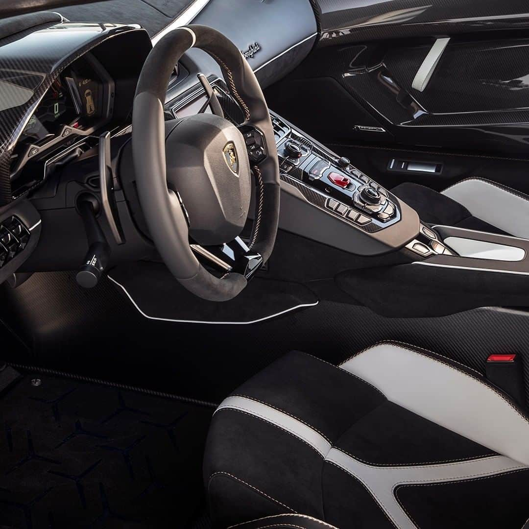 ランボルギーニさんのインスタグラム写真 - (ランボルギーニInstagram)「Let’s take a close look at our beauty. Guess which of the interiors belongs to Lamborghini Sián Roadster: the first, the second or the third?  #Lamborghini #SianRoadster #AheadOfItsTime #GuessTheInterior」12月11日 2時43分 - lamborghini