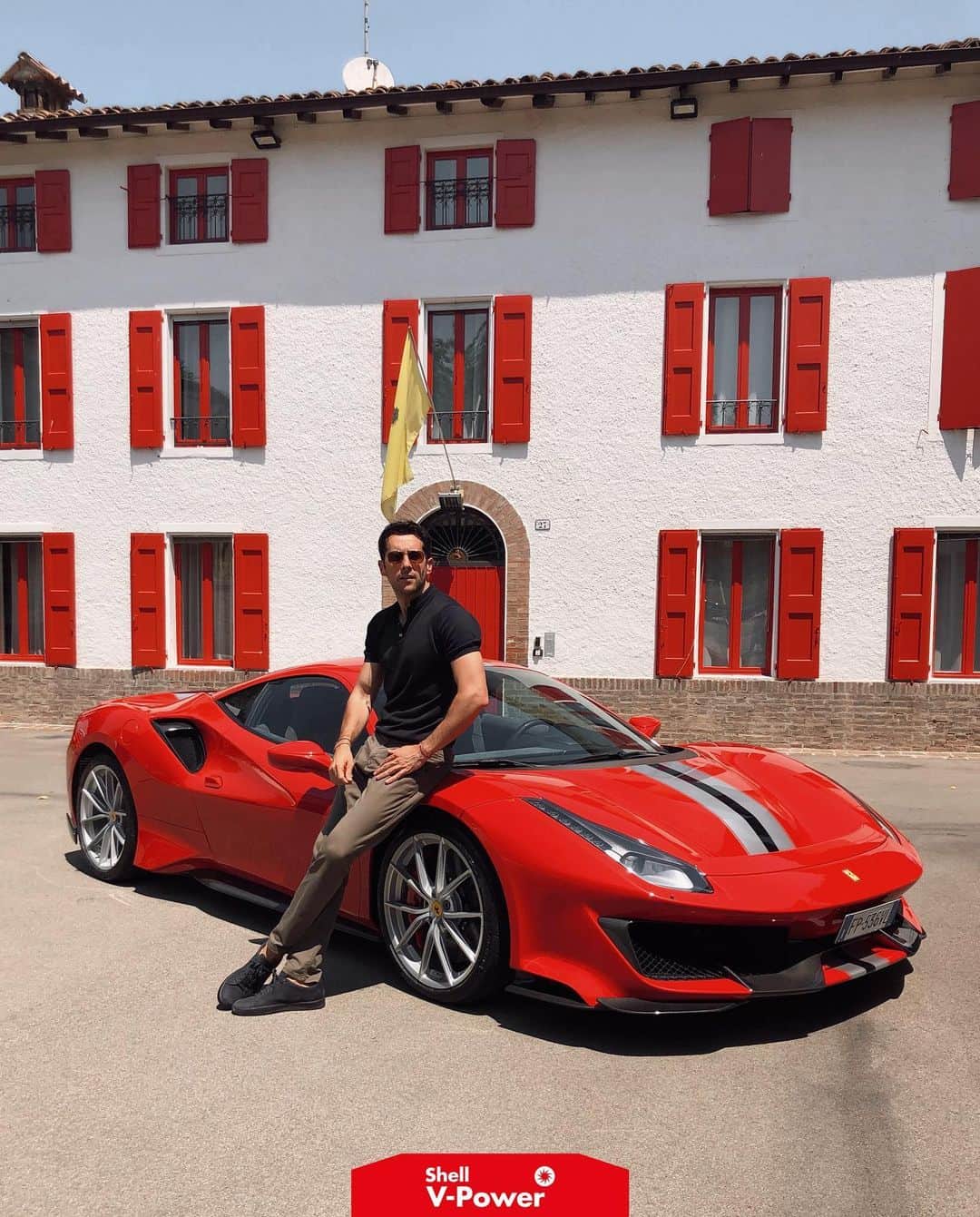 Sezgin YILMAZのインスタグラム：「Madem bugün günlerden Perşembe size Shell ile gittiğim, V-Power ile performansı, heyecanı ve tutkuyu hissettiğim Maranello gezisinden mükemmel bir Ferrari sürüş deneyimi #tbt ‘si 😎 #DeneVHisset」