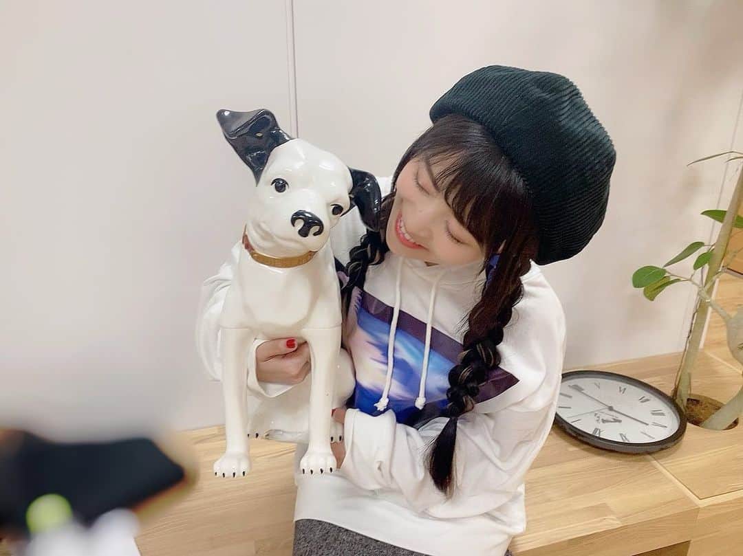 相羽あいなのインスタグラム：「Victorの犬♡♡♡ 名前はニッパー🐕✨✨ #victor #ストーリーに感動 着ているのは #kinglymaskコラボパーカー」