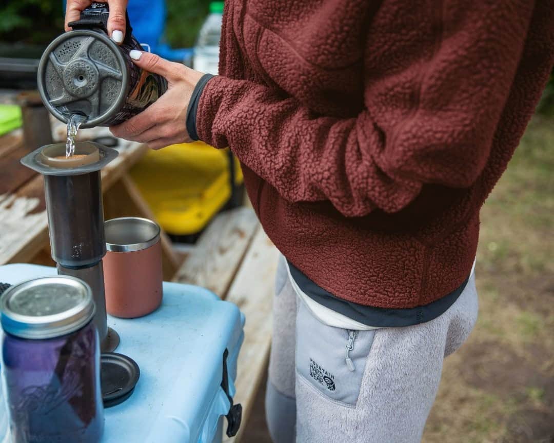 マウンテンハードウェアのインスタグラム：「While the temps start to dip and you wait for the pow to pile up, these are the pieces that’ll keep you cozy and comfortable. (Shop our Cabin Fever category and explore more of this year’s Gift Guide—link in bio.) Photo: @mattburbach.」