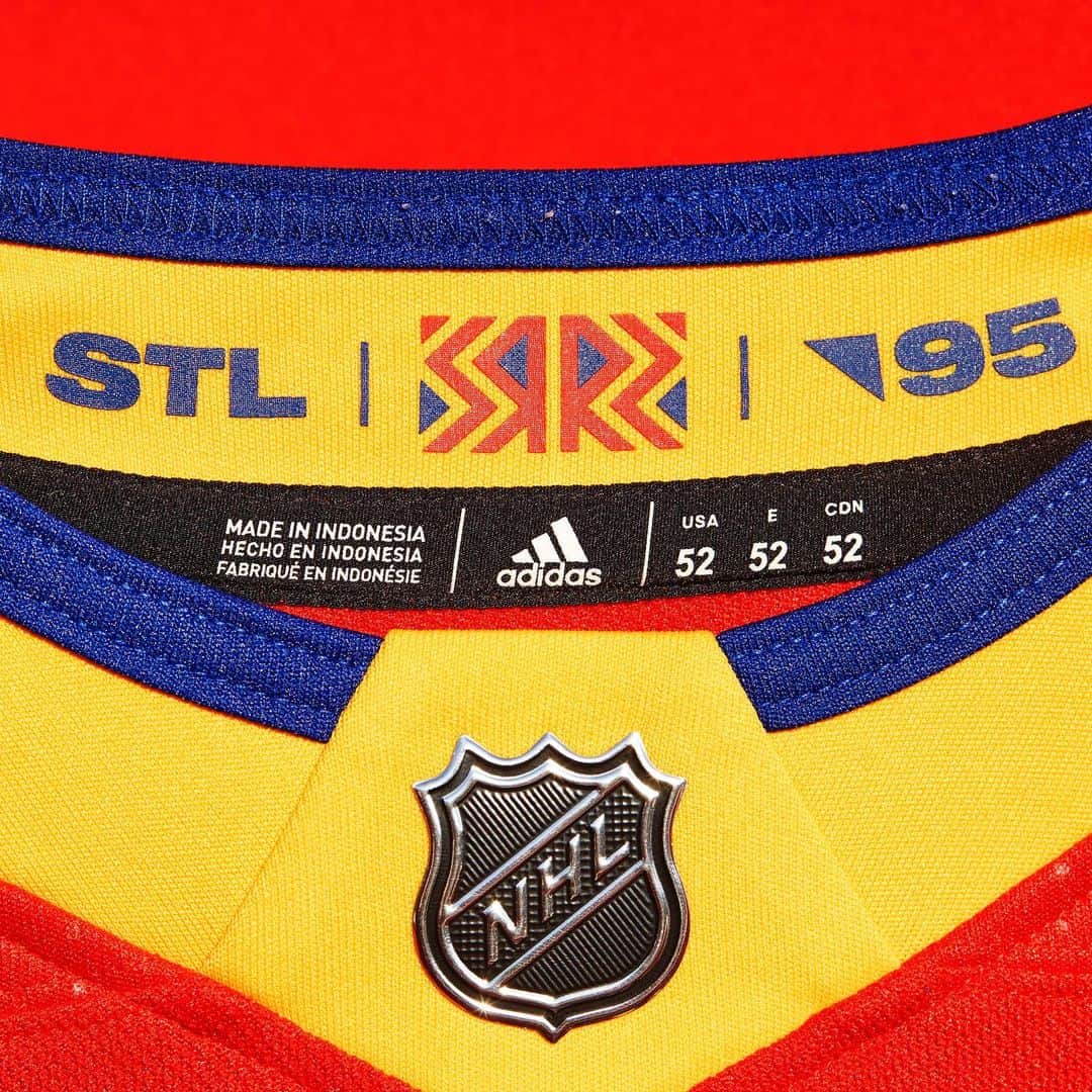NHLさんのインスタグラム写真 - (NHLInstagram)「The @StLouisBlues are going red. 🔴  Shop #ReverseRetro by @adidashockey now ➡️ Adidas.com/hockey & NHLShop.com」12月11日 2時47分 - nhl