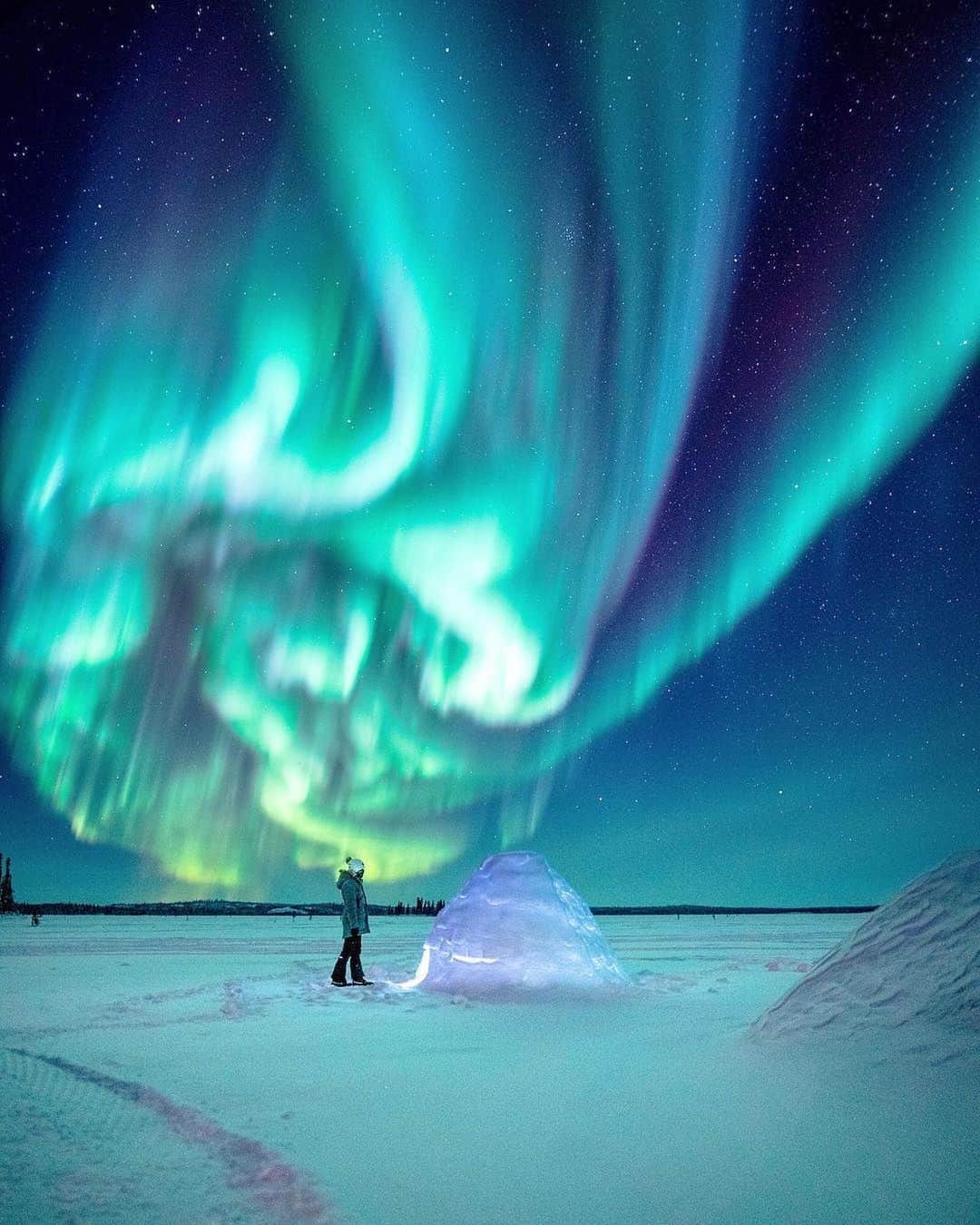 Explore Canadaのインスタグラム：「Today’s #CanadaSpotlight is on unique winter experiences in Canada! ⁠⠀ ⁠⠀ This Canada spotlight is part one of a series of three on Canada’s unique winter experiences. Let us know which one you’d like to do more  in the comments and we’ll make sure to do an in depth Canada spotlight on that experience!⁠⠀ ⁠⠀ Winter is fast approaching and we wanted to share some of Canada’s unique experiences that are perfect for this beautiful, snowy season:⁠⠀ ⁠⠀ 🌌 Canada has long been known as one of the best places in the world to view the Northern Lights due to its higher northern latitude and low light pollution. In fact it’s so impressive that National Geographic called Canada an “aurora viewing paradise” in a list of the 7 best places in the world to see the Northern Lights. ⁠⠀ ⁠⠀ Pro tip: Generally, you may be able to see the Northern Lights on any dark night but mid-August to mid-April offer some of the best conditions for seeing this natural phenomena.⁠⠀ ⁠  ❄️ Getting out for a brisk snowshoe is a great way to seek adventure and spend time with loved ones in winter. Throughout Canada there are countless parks, resorts and wilderness areas that have trails perfectly suited for whatever your skill level is. While out and about take in awe inspiring scenes of frozen waterfalls, snow capped mountains and magnificent wildlife, or simply enjoy the fresh snow crunch under your snowshoes with each step.⁠⠀ ⁠⠀ Pro tip: A great way to experience the remarkable winter trails is through a guided snowshoe tour. These guides will lead you through areas you might have never known about but surely will never forget. ⁠⠀  *Know before you go! Check the most up-to-date travel restrictions and border closures before planning your trip and if you're travelling in Canada, download the COVID Alert app to your mobile device.*⁠⠀ ⁠⠀ 📷: @tiffanywang87, @mattsnellphotography, @cbezerraphotos, @wanderingwayfaress, @@paulzizkaphoto⁠⠀ ⁠⠀ 📍: ⁠⠀ 1. @spectacularnwt @blachford_ll⁠⠀ 2. @travelalberta⁠⠀ 3. @travelyukon⁠⠀ 4. @hellobc @mountwashington @tourismvancouverisland⁠⠀ 5. @tourismequebec @tourismegaspesie⁠⠀ 6. @travelalberta @sunshinevillage @banff_lakelouise⁠⠀ ⁠⠀ #ExploreCanada #CanadaNice」