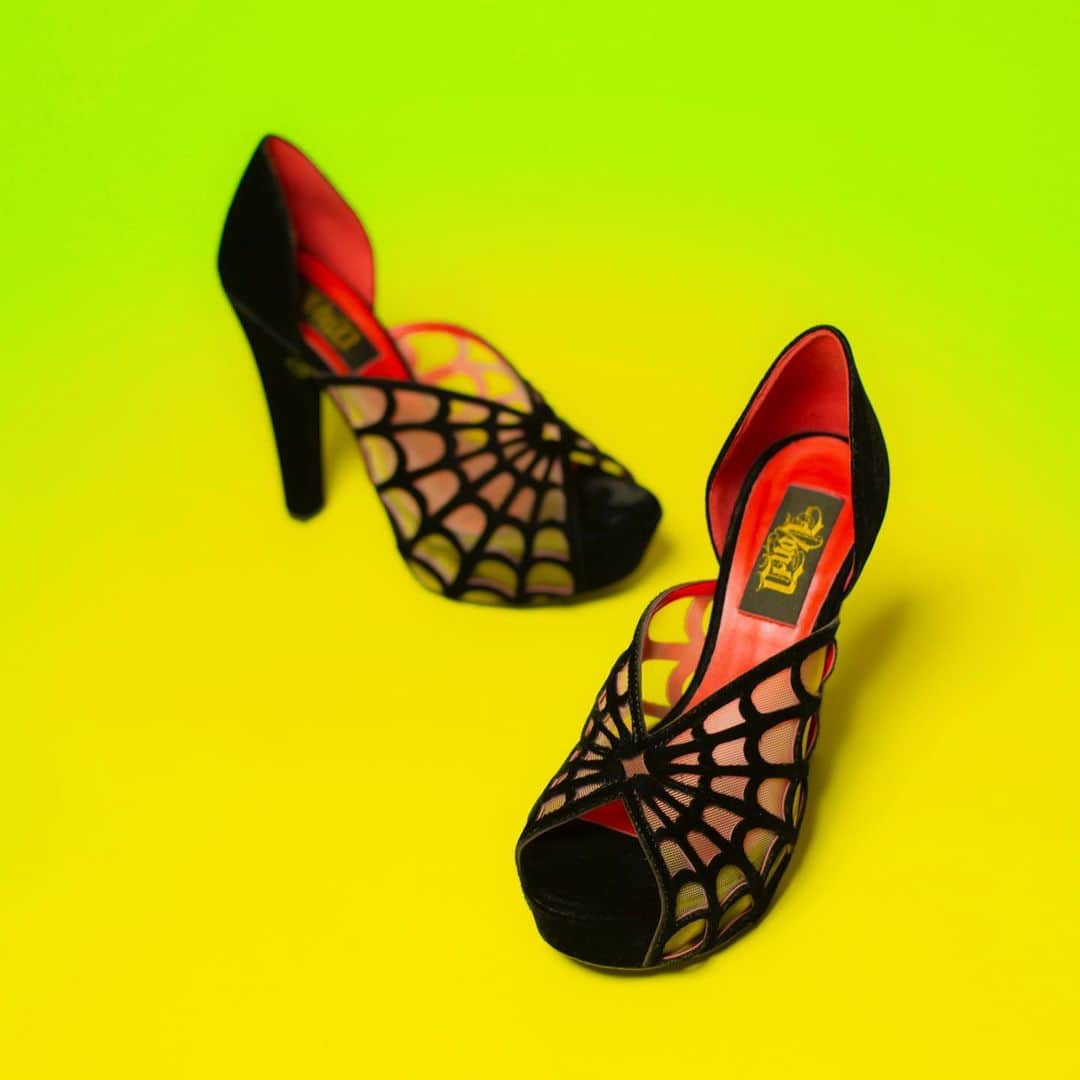 Kat Von Dさんのインスタグラム写真 - (Kat Von DInstagram)「Thank you to all my followers who patiently waited for the @VonDshoes spiderweb pumps to come back in stock!  And a huge thank you to everyone who has kindly supported my little vegan shoe line! 🖤 #vondshoes」12月11日 3時06分 - thekatvond