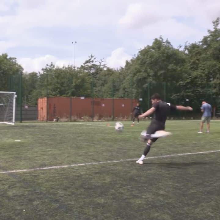 F2Freestylersのインスタグラム：「Name a better volley than this.....we’ll wait...🤔💥🥅」
