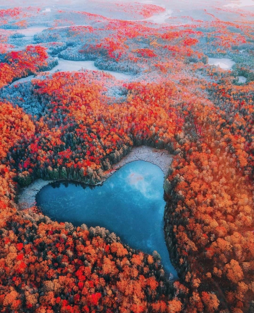 Earth Picsさんのインスタグラム写真 - (Earth PicsInstagram)「Heart Lake in Ontario, Canada ❤️ by @arjsun」12月11日 3時00分 - earthpix