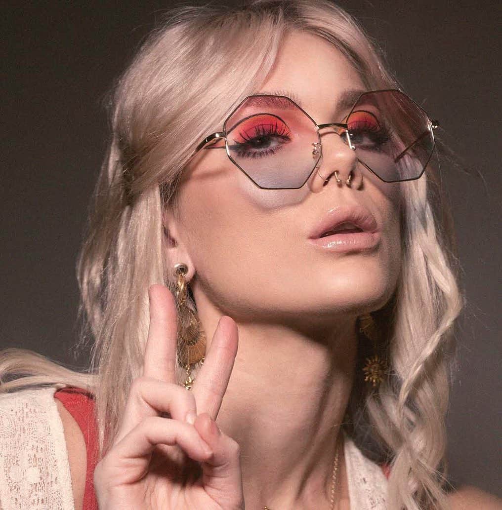 Linda Hallbergさんのインスタグラム写真 - (Linda HallbergInstagram)「Day 2: 70’s #4decadesofmakeup This might not be the typical 70’s makeup, instead I wanted to focus on the rusty colors that were in fashion in the 70’s. Swipe for close up without glasses.   Base @danessa_myricks Vision Cream Cover N03 @lindahallbergcosmetics Infinity Filter Light @lindahallbergcosmetics Infinity Palette – Andromeda, Virgio, Cigar, Maffei, Zwicky  Eyes @lindahallbergcosmetics Till The End Eyeprimer Me Myself & @mmmmitchell Palette @houseoflashes Siren @houseoflashes Darling @nablacosmetics Serial Liner @lindahallbergcosmetics Infinity Power Lash Waterproof Mascara  Lips @natashadenona Lip Oh-phoria Nude  Brows @lindahallbergcosmetics Sketch and Sculpt Taupe LH cosmetics Tinted Brow Gel Taupe  Earrings from @regalrose  Glasses are old from @asos」12月11日 3時01分 - lindahallberg