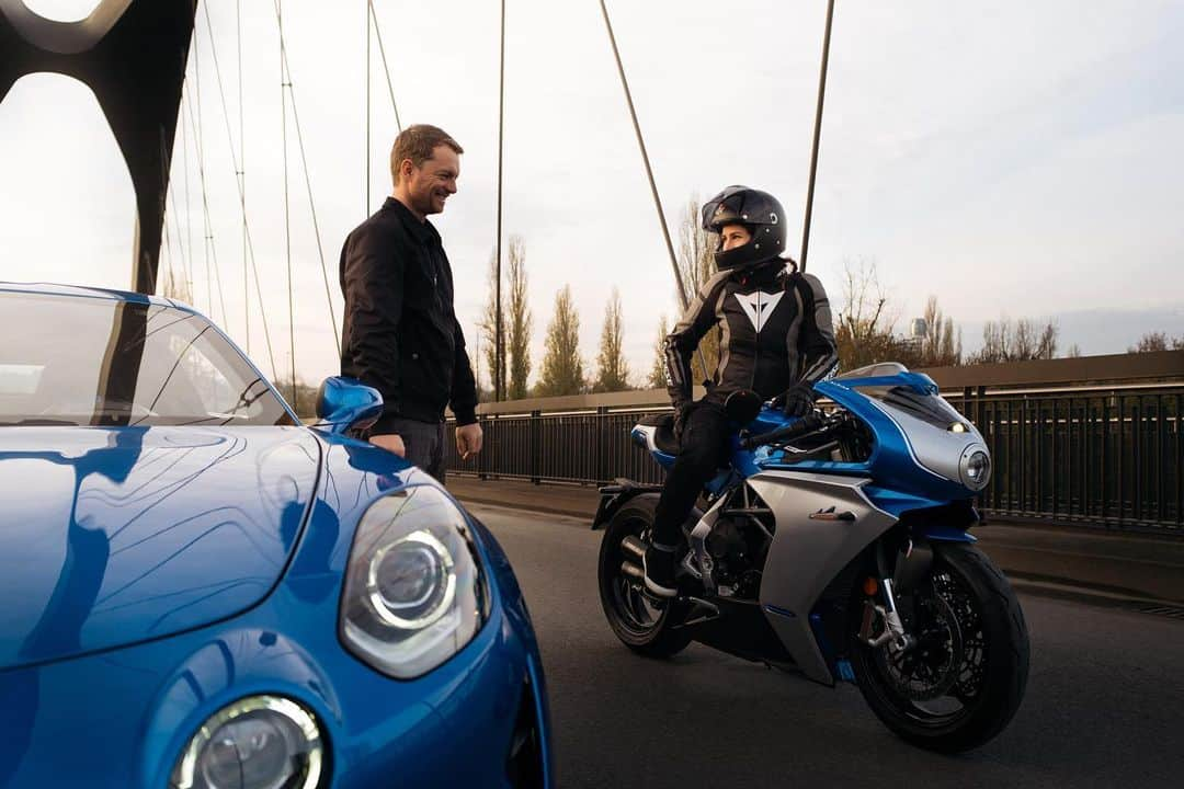 ルノーさんのインスタグラム写真 - (ルノーInstagram)「Ready for an adrenaline shot?😉 Discover @alpine_cars latest collaboration with @mvagustamotor : the Superveloce Alpine Bike!✨ Co-designed & co-produced by 2 design enthousiats, this bike will only be available in 110 units. #MVSuperveloceAlpine #alpinecars #mvagusta」12月11日 3時02分 - renaultgroup