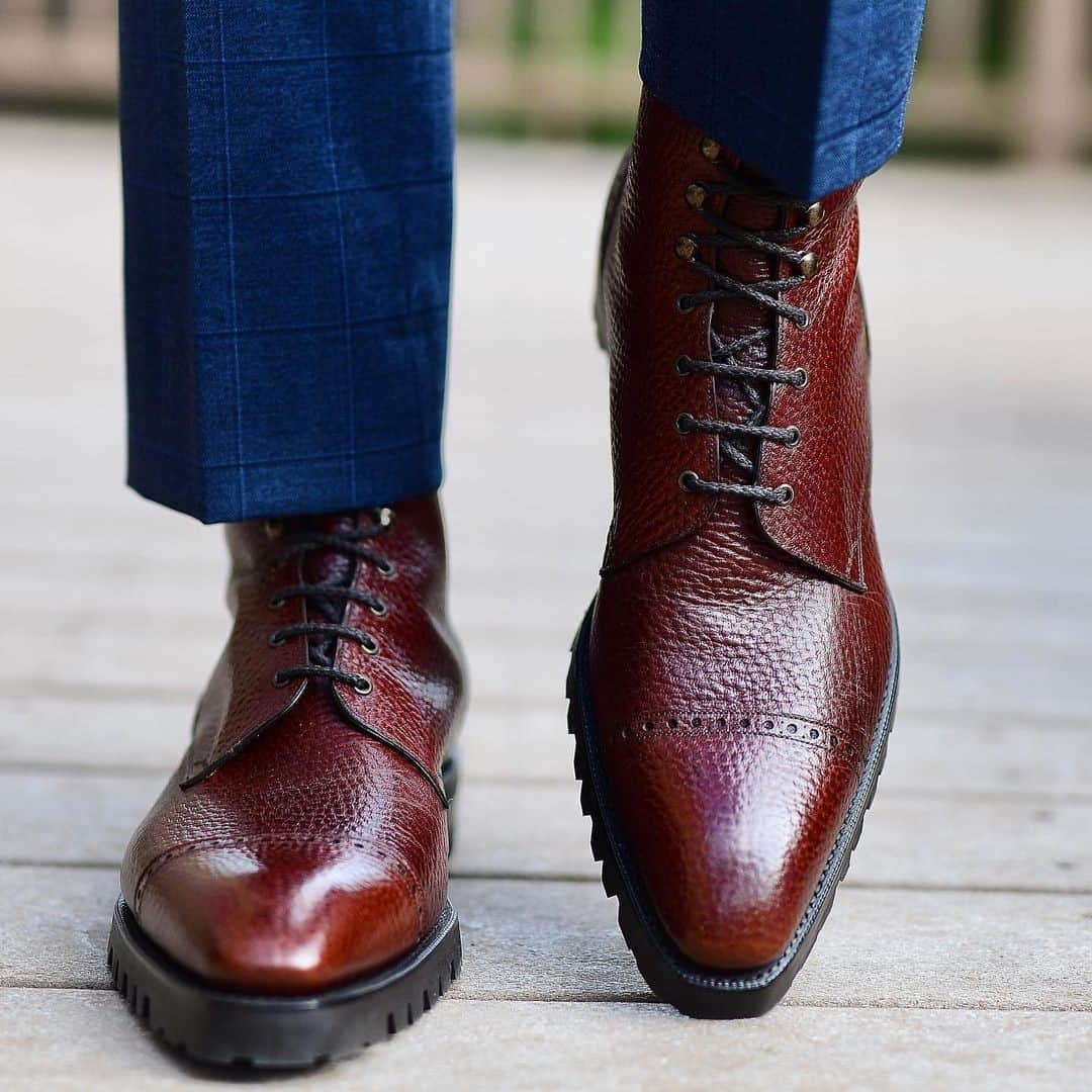 ガジアーノ&ガーリングのインスタグラム：「Urban Commando MTO in Chestnut English Grain on Square Deco Last & Commando Sole.  Credit: @weltandbarrel . . . . . . . . . .  #menstyle #classicshoes #elegantshoes #handwelted #handmadeshoes #classicfootwear #stylish #shoemaker #mensfootwear #bespokemakers #fashion #brspokemakers #bespokeshoes #mensfashion #madeinengalnd  #mensshoes #menswear #shoesoftheday #shoestagram #shoestyle #shoeporn #shoes」