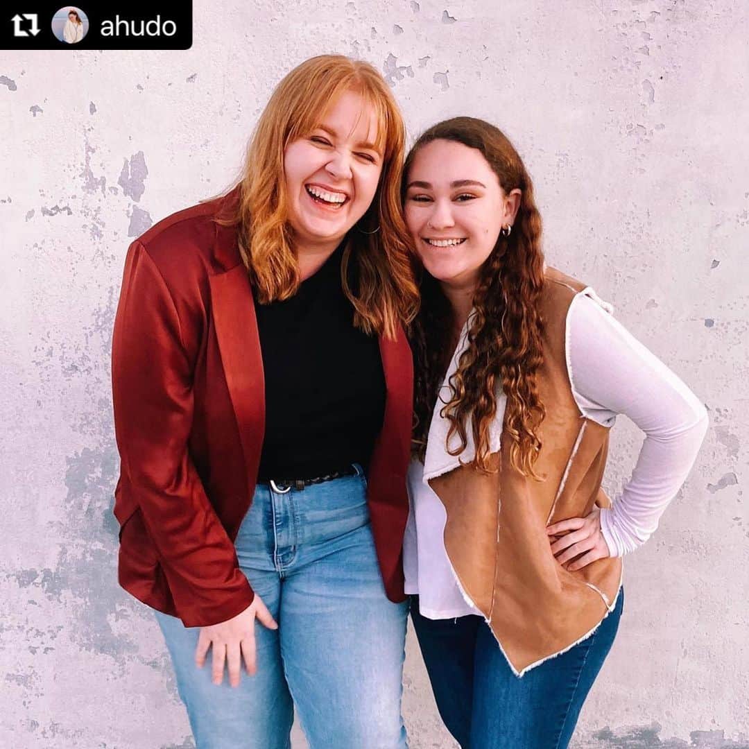 レスリー・フェラのインスタグラム：「I am so thrilled for @ahudo, who was an invaluable team member of #plwmpodcast. She and her best friend, @Bailey.Carter, have started their own book club podcast. Knowing Alex, it will be fabulous. Can’t wait to listen! Check it out!!  _____________________________ #Repost @ahudo with @make_repost ・・・ we interrupt your instagram feed to let you know that my best buddy bailey and i started a book club podcast, @bookbroadspodcast!!!!  each month we’ll choose two books to read, dissect and discuss. here and there we’ll also throw in bonus episodes, such as our favorite reads of 2020 and of all time.  our first two episodes are live and they’re very fun if i do say so myself. we’d love it if you’d read along with us! our first book club pick is nothing to see here by kevin wilson.  tap the link in bio to listen! 📖✨」