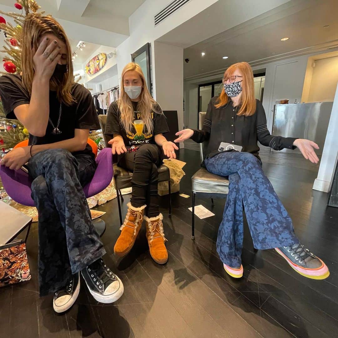 のインスタグラム：「What the? Taking a break from our pre-fall shoot and someone didn’t get the dress code memo!」