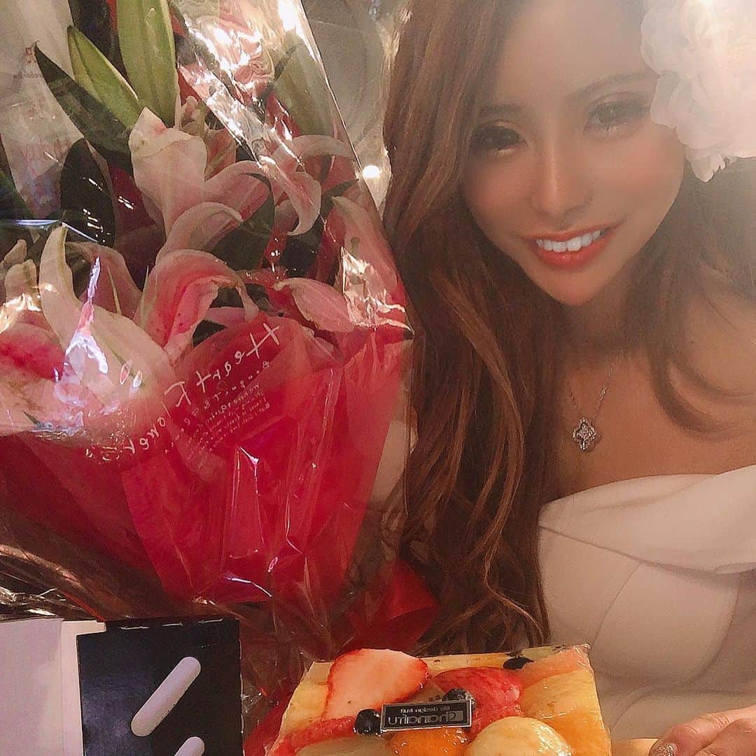 のインスタグラム：「母の差し入れ  まさかの ホールケーキ６個🎂  #大好きな母 #いつもやりすぎちゃう母 #そんなDNA ＃娘はしっかり持ち合わせました #バースデー #差し入れ #花束もありがとうございました💐」