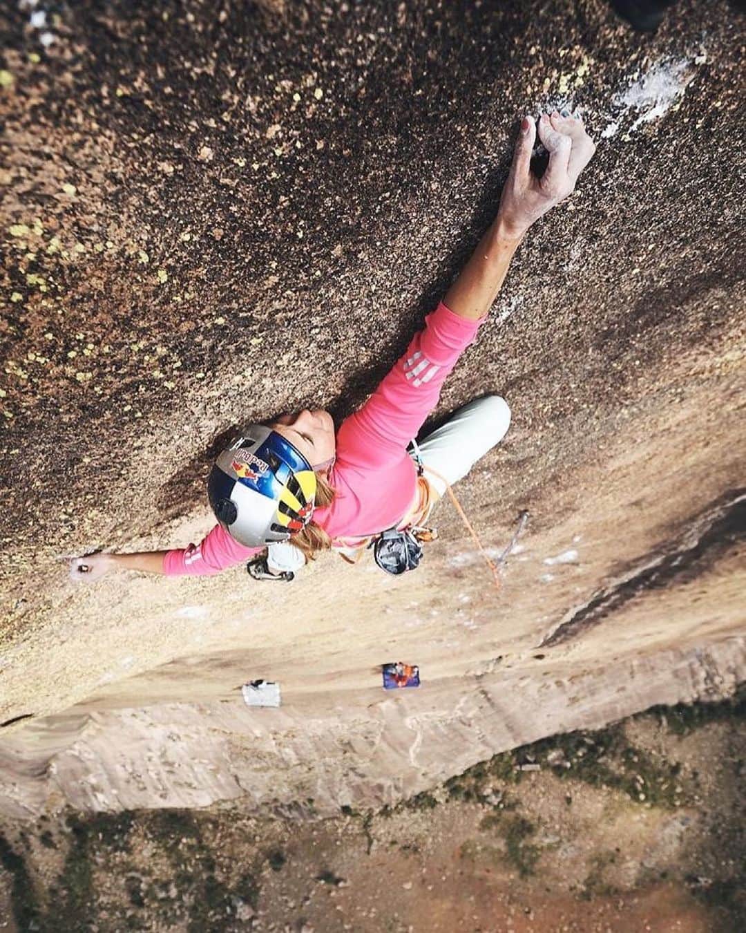 のインスタグラム：「Hangboarding and ritually doing my PT in my basement and thinking about the microscopic crimps 1500 feet up on a sea of granite in Madagascar. ✊🏼 Photo by @francoislebeau  #tbt #training #womanwhoclimb」
