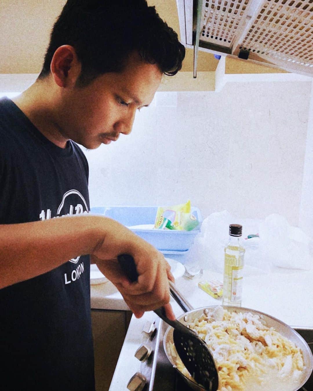 sunaさんのインスタグラム写真 - (sunaInstagram)「are u good at cooking? . 日本にいたときは毎日自炊していたと、料理には自信があるらしかったので、初めてAizadと一緒に料理をしました。  本日のメニュー: マカロニパスタ🍝  製作費:100RM  感想は、まあまあ〜🎈 でも高いからやっぱり注文したほうが良いよねってなった笑  .  #マレーシア #マレーシア旅行 #マレーシア留学 #留学 #海外 #クアラルンプール #パビリオン #ペトロナスツインタワー #日本食#malaysia #kualalumpur #petronastwintowers #malaysianfood #マレーシア移住 #マレーシアライフ #japanesefood #海外生活 #food #cafe#おうちじかんを楽しもう」12月11日 3時24分 - sofia_muslimjapan