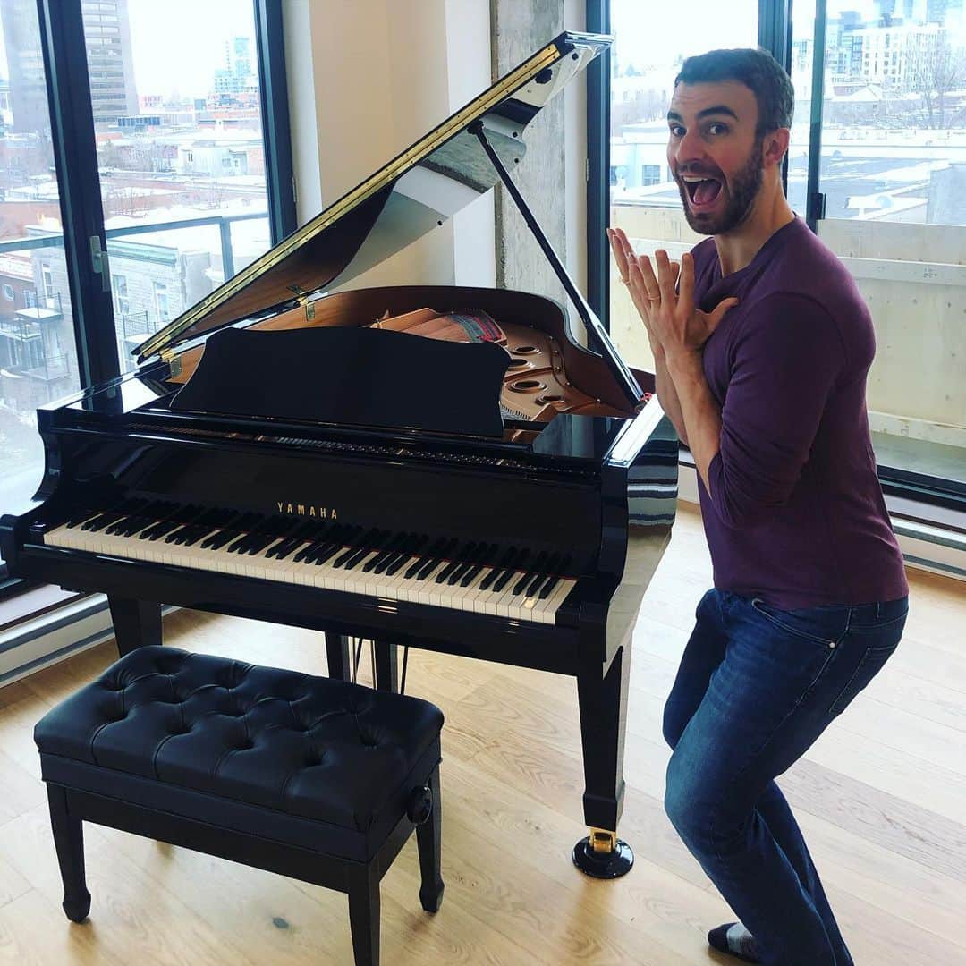 のインスタグラム：「OMG!!! 🎹🥳😃❤️🎼🍾  #finally #grandpiano #music #piano #bucketlist #sohappy #newcondo #itsmine」