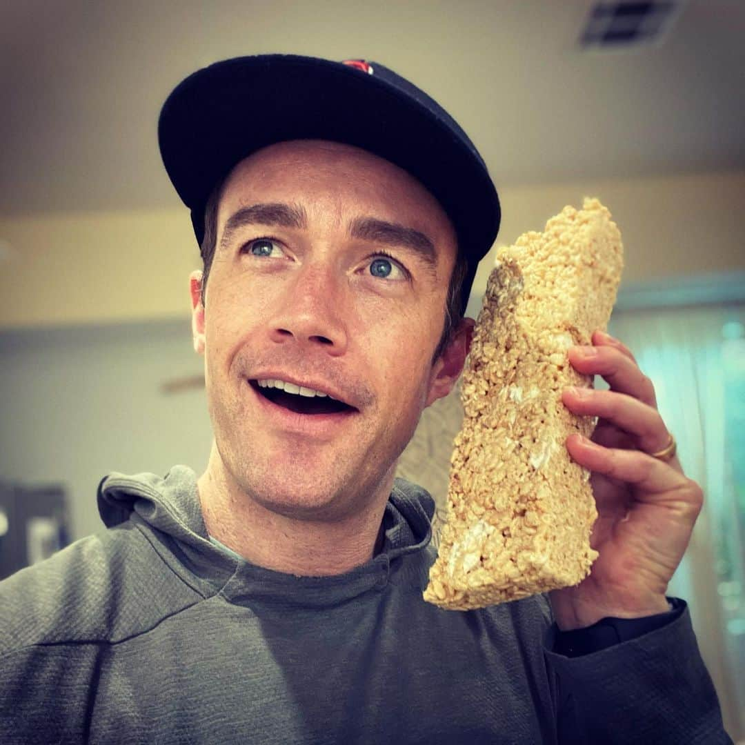 ロバート・バックリーのインスタグラム：「If your rice crispy treats aren’t the size of a 90’s cellphone you’re really missing out. #SelfCare」