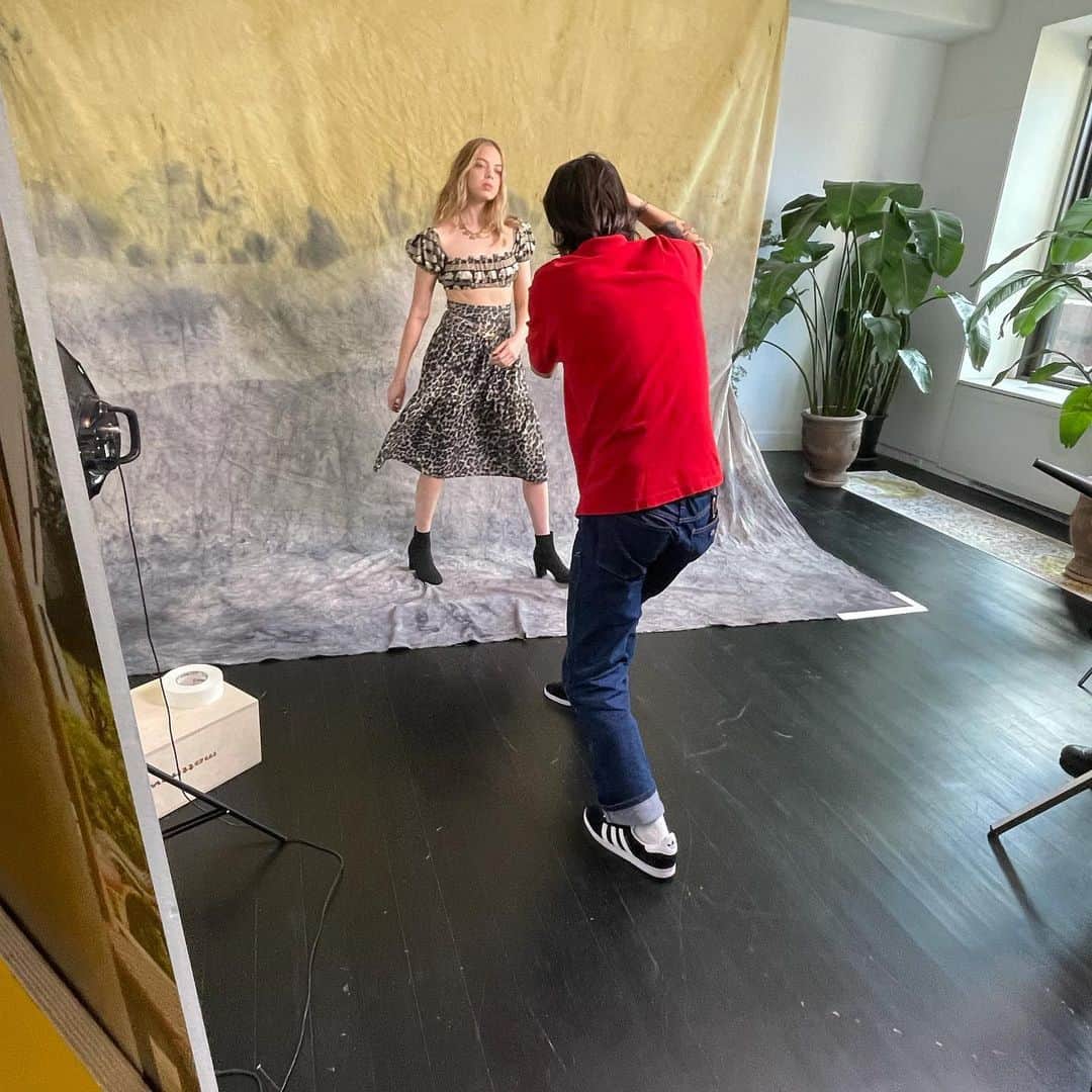 ニコールミラーのインスタグラム：「Behind the scenes! Shooting pre-fall 2021.」