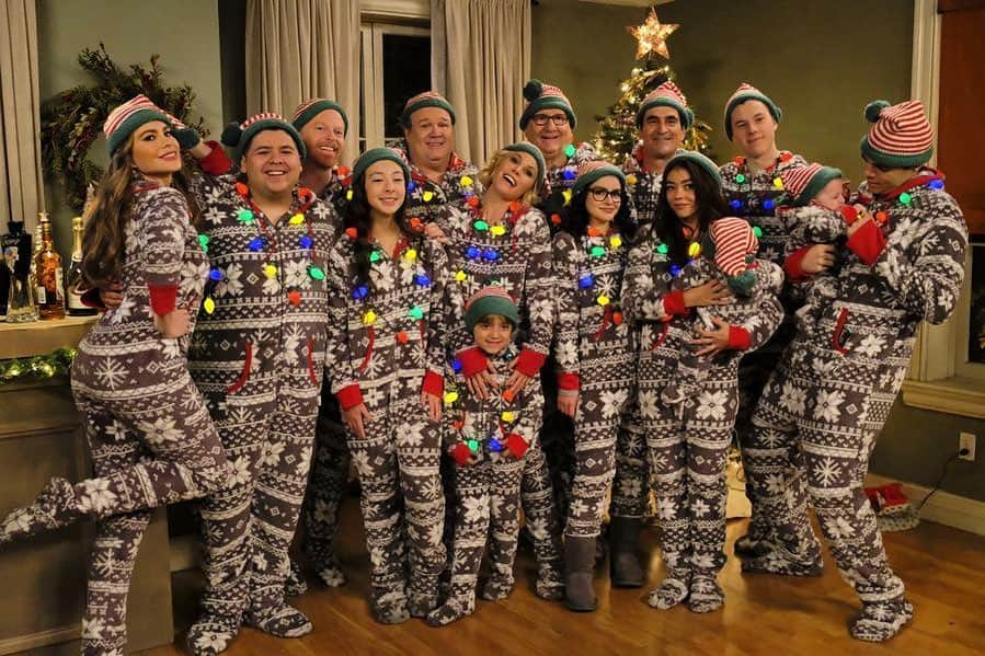 ジェシー・タイラー・ファーガソンのインスタグラム：「throwback to group photos. remember those? #ModernFamily」