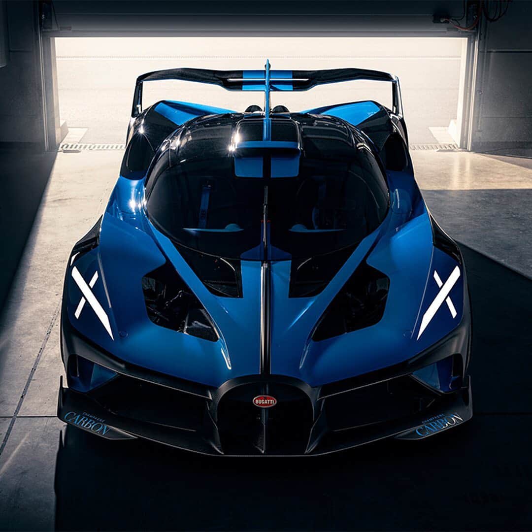 HYPEBEASTさんのインスタグラム写真 - (HYPEBEASTInstagram)「@hypebeastcarclub: @bugatti has built the one-off Bolide Hypercar in real life. Packing a quad-turbo eight-liter W16 engine, the Bolide delivers a truly astronomical 1,825 HP and the same amount of force in torque. The Bolide also serves as an exercise in what Bugatti is capable of, acting as the flagship for an experimental design study and a carrier of technological expertise that may soon find themselves elsewhere in the Bugatti line-up. Altogether, it’s the most hardcore and race-derived design the marque has ever done, with elements all around referencing its automotive history and racing pedigree. Check the link in bio for more info.⁠⠀ Photo: Bugatti」12月11日 3時27分 - hypebeast
