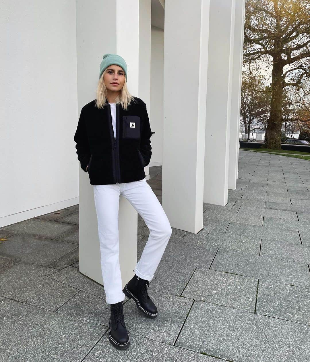 キャロライン・ダウルさんのインスタグラム写真 - (キャロライン・ダウルInstagram)「What’s black, white and green? A nauseous penguin (or Caro with a beanie) 💚🙃 @zalando #getthelook #zalandostyle Anzeige」12月11日 3時30分 - carodaur