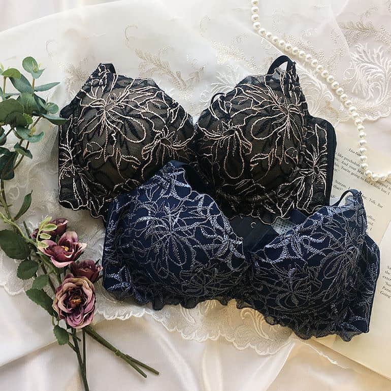 ブラデリスのインスタグラム：「Lovely in lace. Featuring the embroidery lace in gorgeous floral patterns with beautiful contrast, this ultimate plunge bra provides an elegant feminine look, creating a fuller cleavage. #bradelisny #lingerie #lacebra #bras」