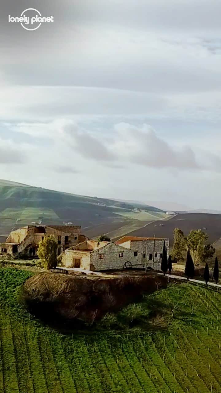 Lonely Planetのインスタグラム：「Some Italian towns auctioned off old houses starting at €1. Learn how one woman from Chicago won her bid, and is now building a vacation house and art gallery in her family's ancestral hometown. Visit the link in our bio to get the full story.」