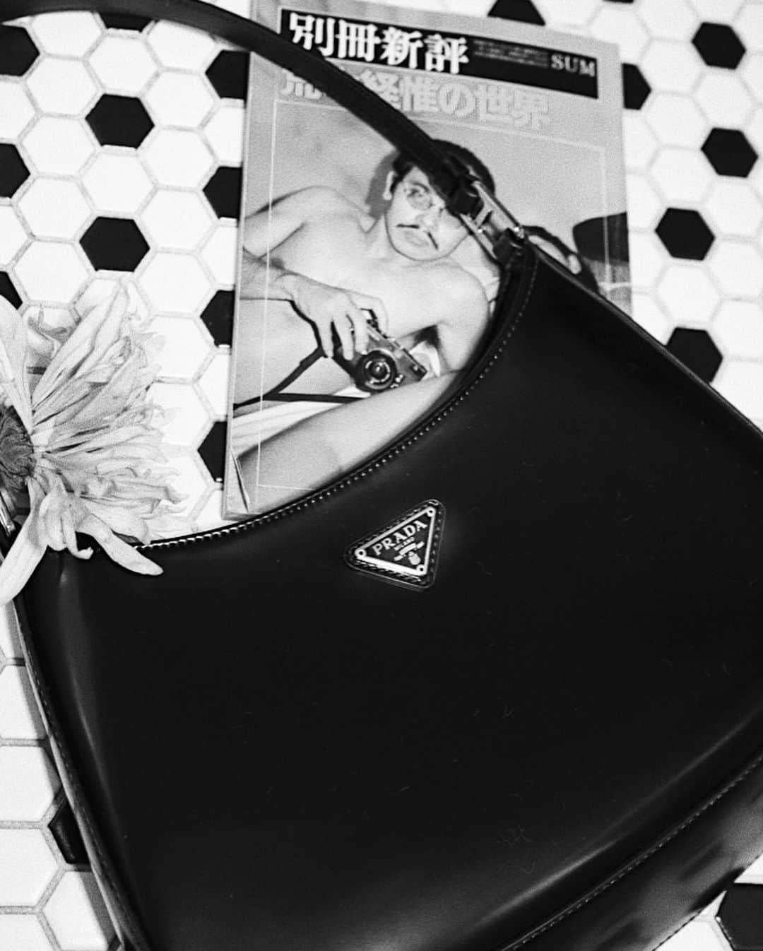 スージー・ロウさんのインスタグラム写真 - (スージー・ロウInstagram)「Mastering the art of clutching the @prada #PradaCleo together with a cashmere jacket, a gesture first seen in Miuccia’s debut 1987 collection for Prada」12月11日 3時37分 - susiebubble