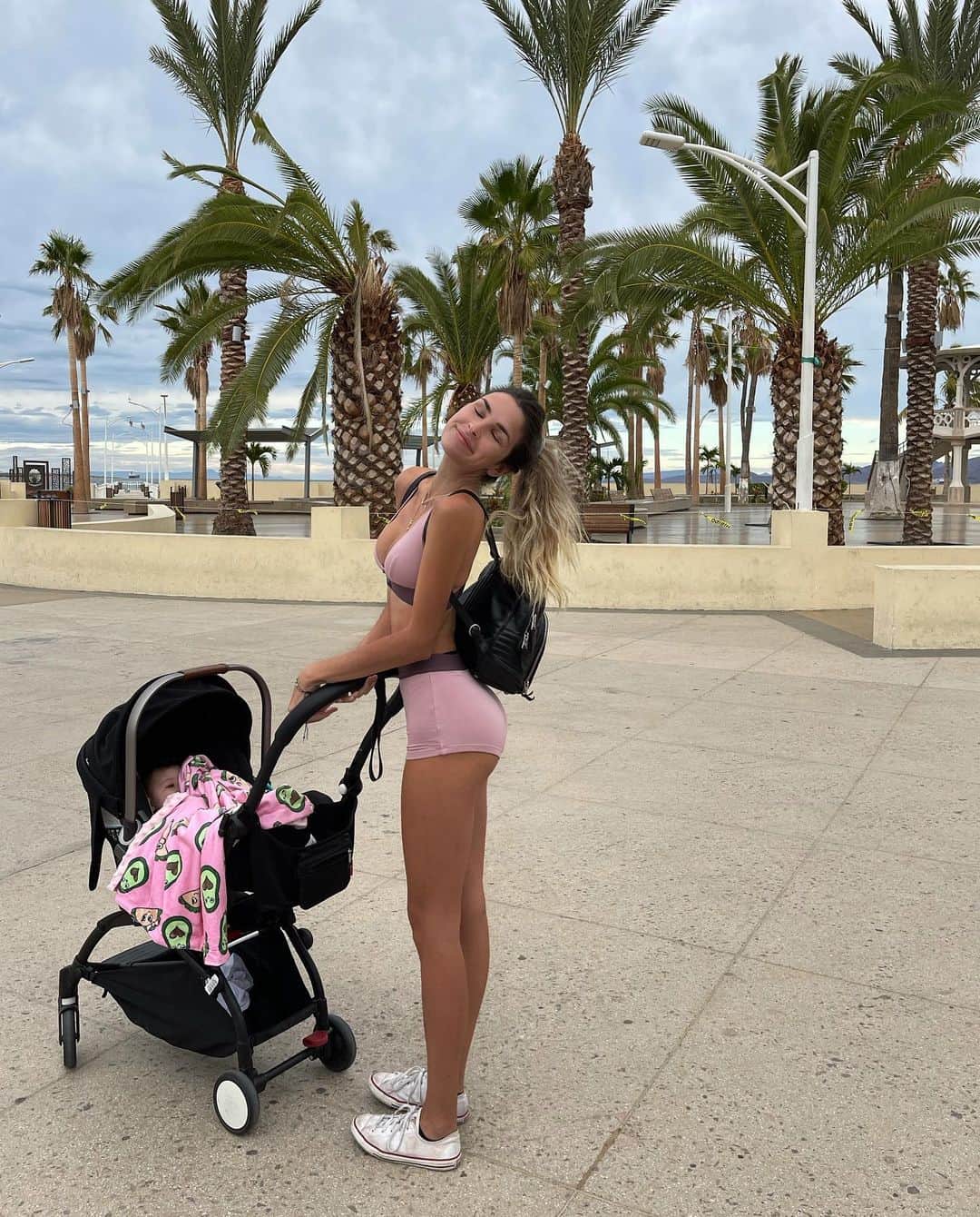 Elisabeth Riouxさんのインスタグラム写真 - (Elisabeth RiouxInstagram)「We just made it to La Paz, the boardwalk is super cute, it’s fun and refreshing to just wake up and walk by the sea feeling the wind & eating some tacos to match Wolfie’s blanket designed by her grand mommy @tipou_bebe 🌮 🥑」12月11日 3時42分 - elisabethrioux