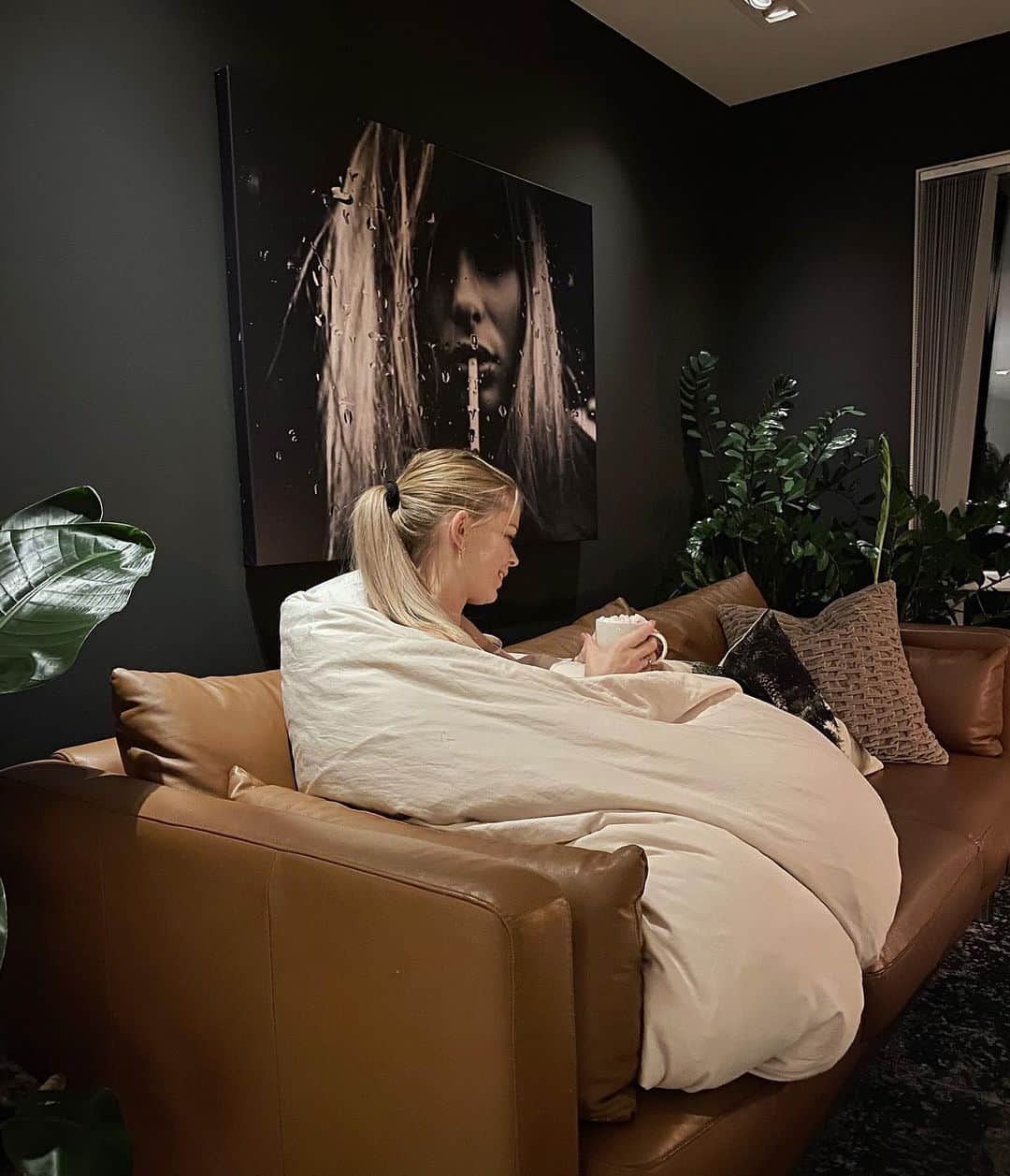 のインスタグラム：「annonse| Altså... hva er vel bedre enn det her? Nyte en deilig kopp varm sjokolade, innetullet i verdens deiligste dyne fra @happyfluffycloud ☁️ Og jeg har trukket vinneren av giveaway’en som bleeee: @piat86 , som tag’et @mariaklewell 🤩 Gratulerer til begge to 🥳 Stor klem til akkurat DEG ❤️ ________________________________ #happyfluffycloud #dyne #giveaway #interiør #interiors #interiør #stue #livingroom #stueinspirasjon #stueinspo #livingroominspo #interiordesign #interiordetails #mood #kos #hygge #scandinavianhome #scandinavianstyle #nordicliving #nordichome #nordicdesign #interiørtips #vardagsrum」