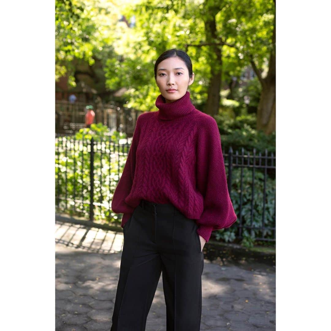 のインスタグラム：「Keep your loved ones warm this winter in our hand knit Italian silk cashmere turtlenecks.⁠⠀ Available now at AdamLippes.com #Winter21 SLEEVE CABLE KNIT TURTLENECK IN SILK CASHMERE」