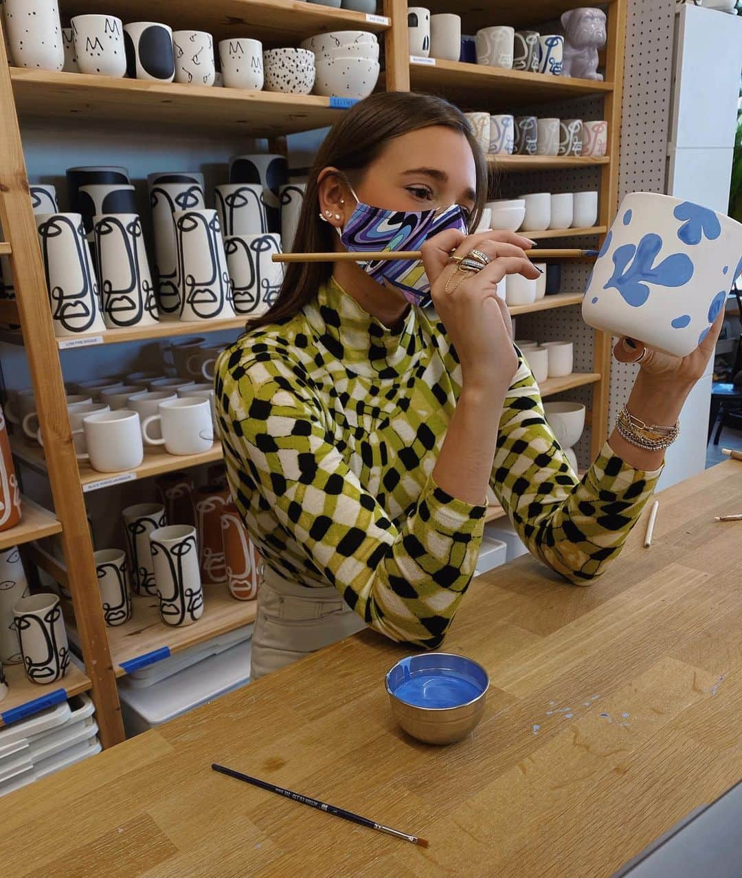 We Wore Whatさんのインスタグラム写真 - (We Wore WhatInstagram)「Arts & crafts this morning visiting the @franca_nyc Brooklyn studio and getting to create my own ceramic piece (hand drew and painted Matisse inspired leaves) 💙 so much love for all of the small businesses in the @wegavewhat community and I feel so lucky to be able to share them with you.」12月11日 3時46分 - weworewhat