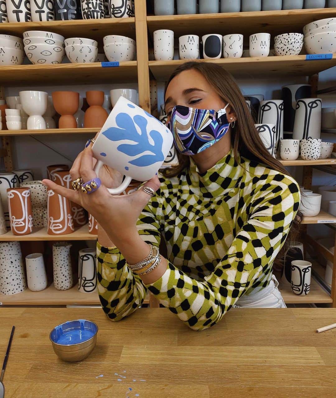 We Wore Whatさんのインスタグラム写真 - (We Wore WhatInstagram)「Arts & crafts this morning visiting the @franca_nyc Brooklyn studio and getting to create my own ceramic piece (hand drew and painted Matisse inspired leaves) 💙 so much love for all of the small businesses in the @wegavewhat community and I feel so lucky to be able to share them with you.」12月11日 3時46分 - weworewhat
